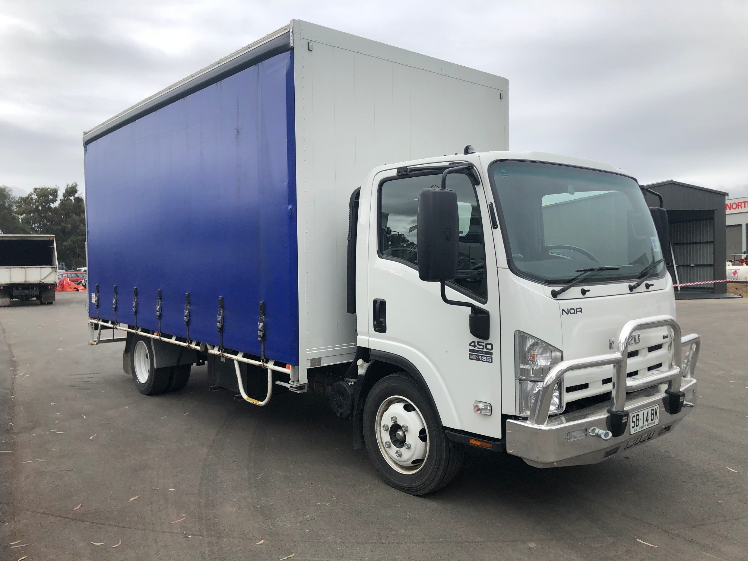 2008 ISUZU NQR450 ** VERY LOW KM'S ** 8 PALLET TRUCK MANUAL CURTAINSIDER