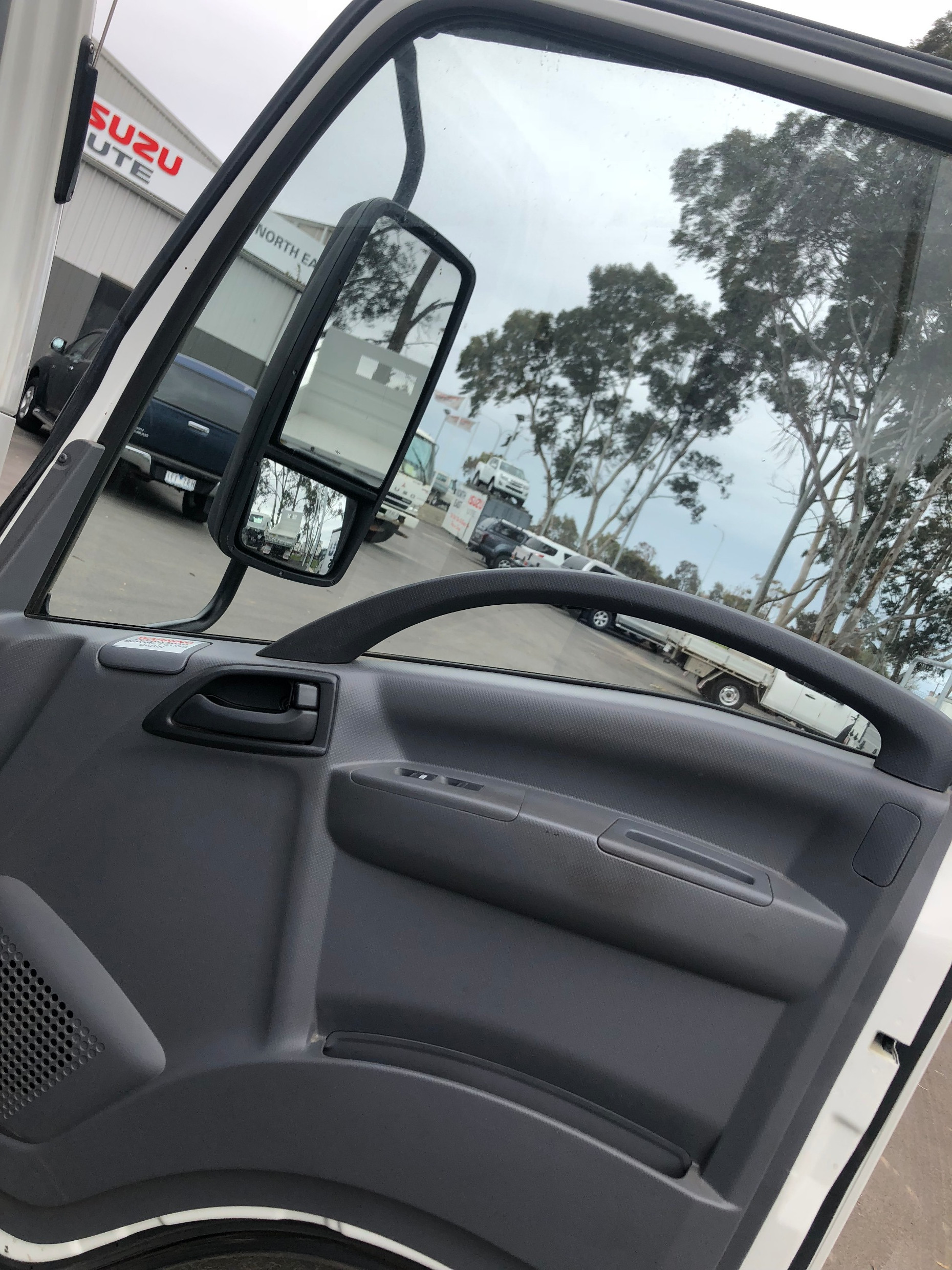 2008 ISUZU NQR450 ** VERY LOW KM'S ** 8 PALLET TRUCK MANUAL CURTAINSIDER