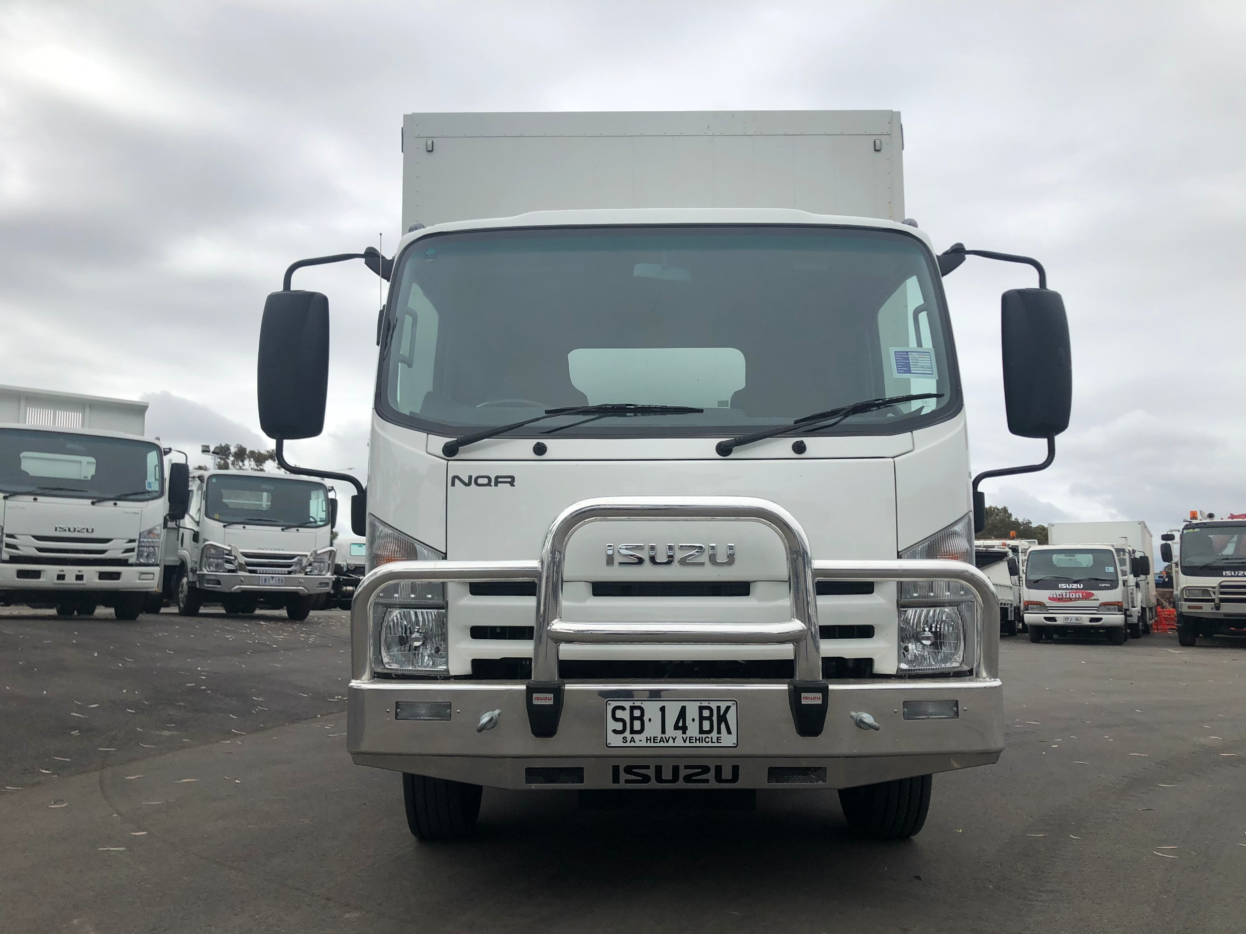 2008 ISUZU NQR450 ** VERY LOW KM'S ** 8 PALLET TRUCK MANUAL CURTAINSIDER
