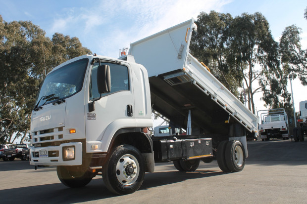 2009 ISUZU FSS550 HIGH & LOW RANGE 4X4 MANUAL CAB CHASSIS