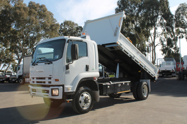 2009 ISUZU FSS550 HIGH & LOW RANGE 4X4 MANUAL CAB CHASSIS