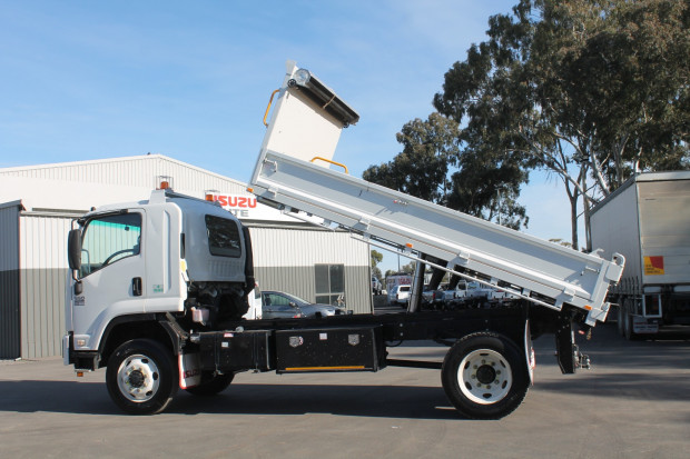2009 ISUZU FSS550 HIGH & LOW RANGE 4X4 MANUAL CAB CHASSIS