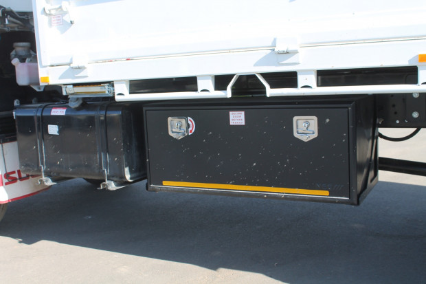 2009 ISUZU FSS550 HIGH & LOW RANGE 4X4 MANUAL CAB CHASSIS