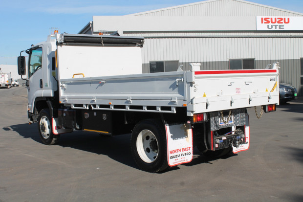 2009 ISUZU FSS550 HIGH & LOW RANGE 4X4 MANUAL CAB CHASSIS