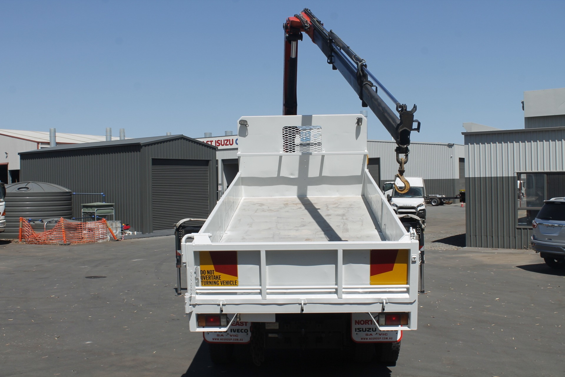 2005 ISUZU FVD950 MANUAL TIPPER / CRANE TRUCK