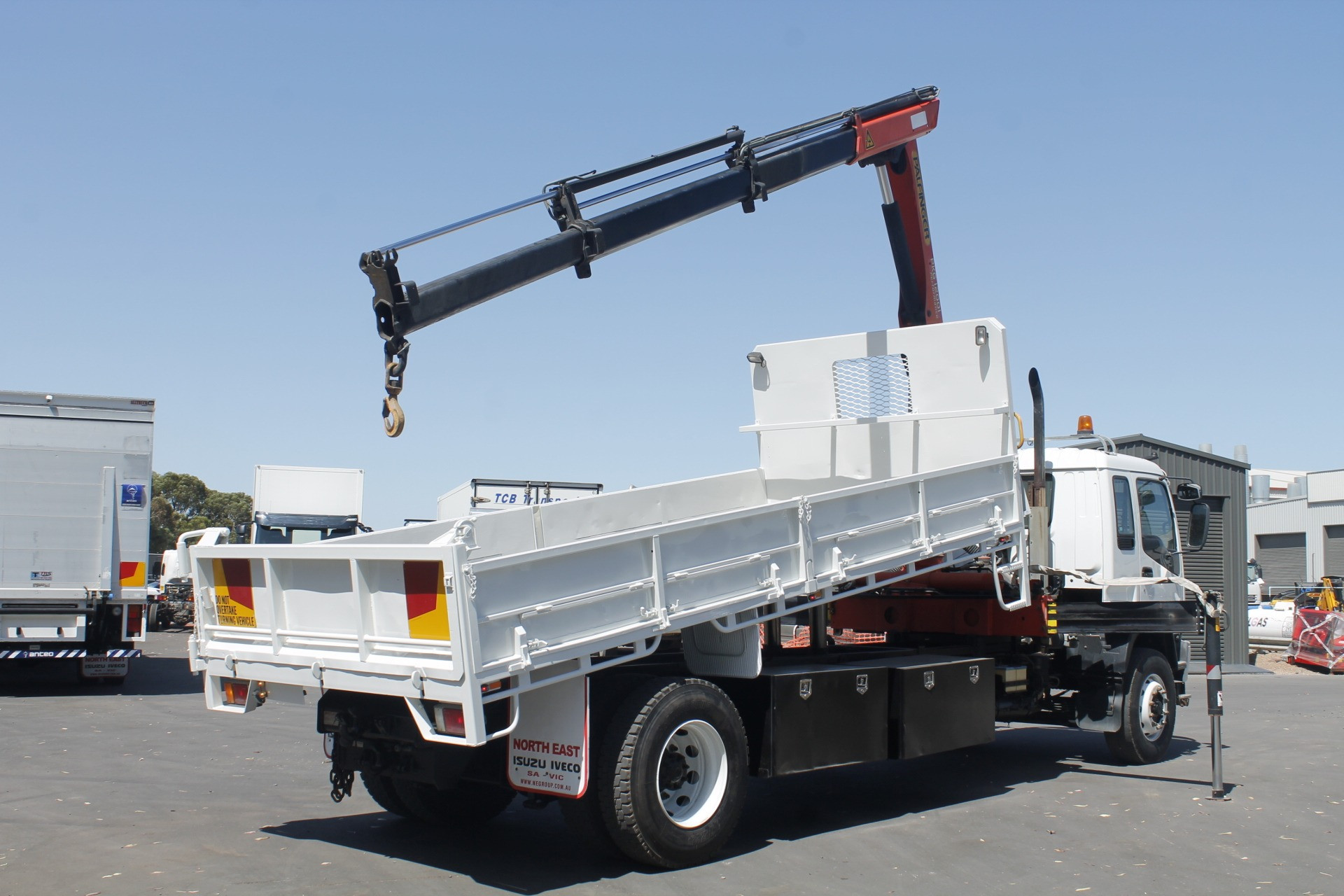 2005 ISUZU FVD950 MANUAL TIPPER / CRANE TRUCK