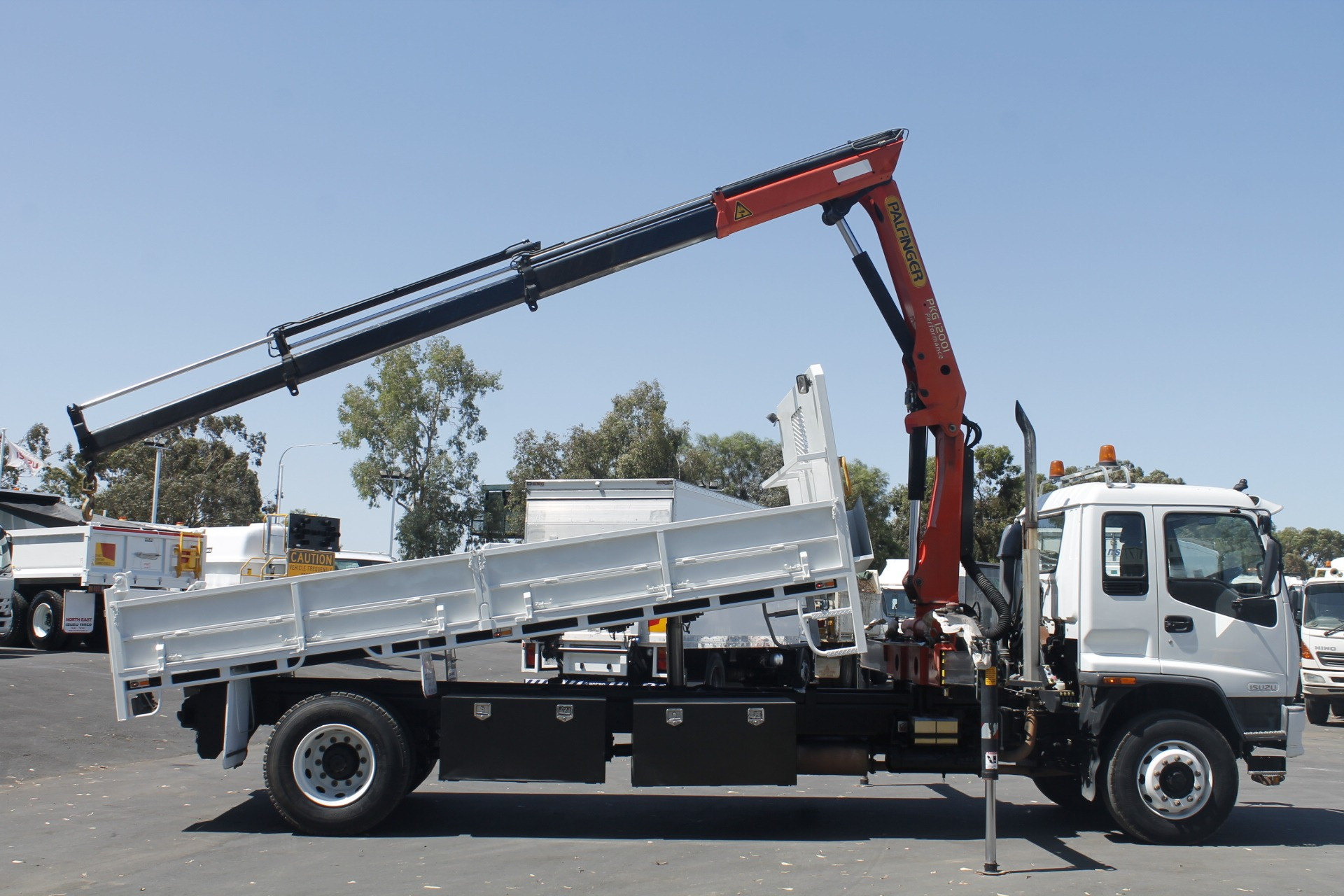 2005 ISUZU FVD950 MANUAL TIPPER / CRANE TRUCK