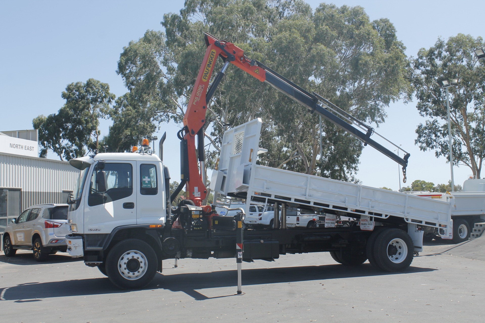 2005 ISUZU FVD950 MANUAL TIPPER / CRANE TRUCK