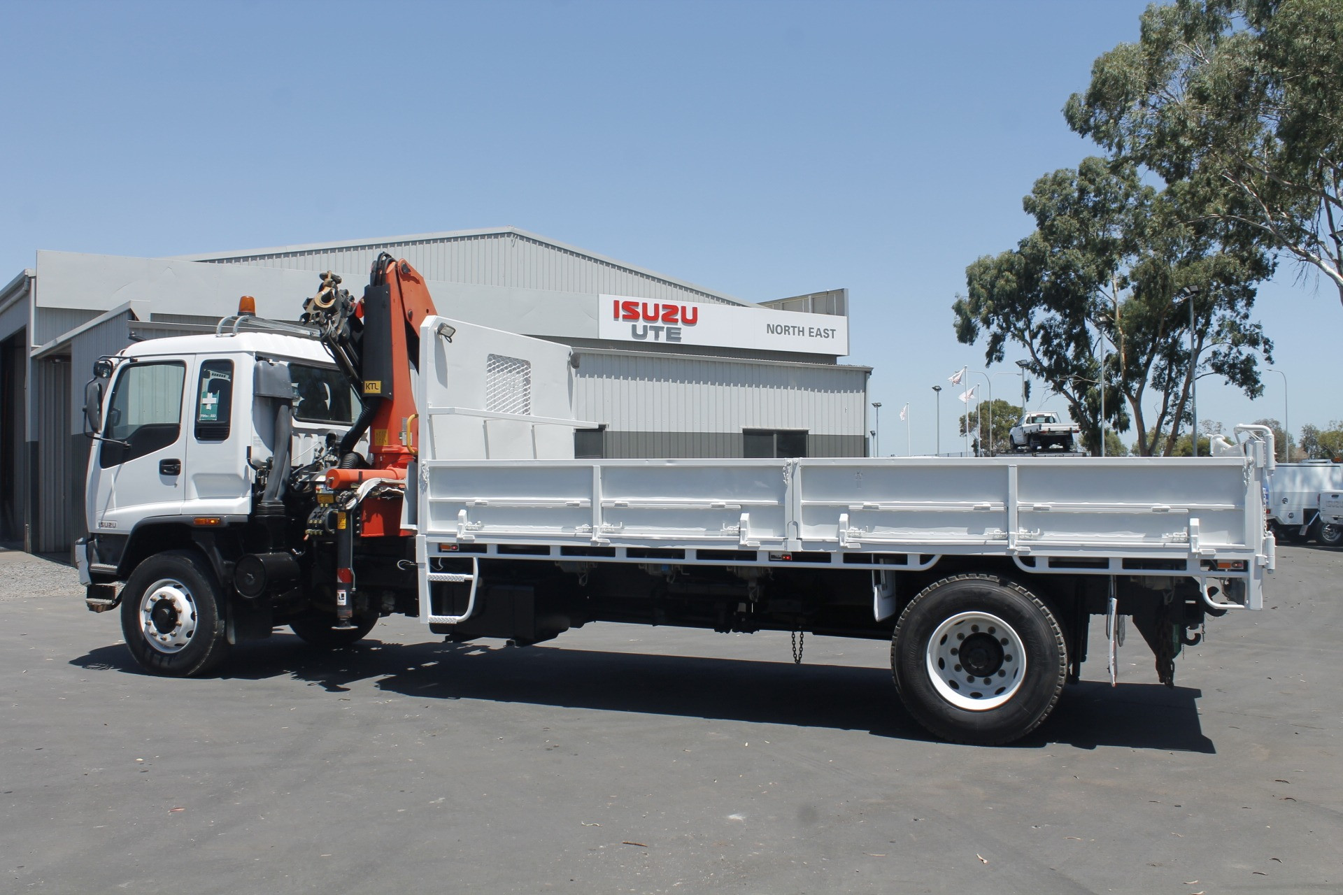 2005 ISUZU FVD950 MANUAL TIPPER / CRANE TRUCK