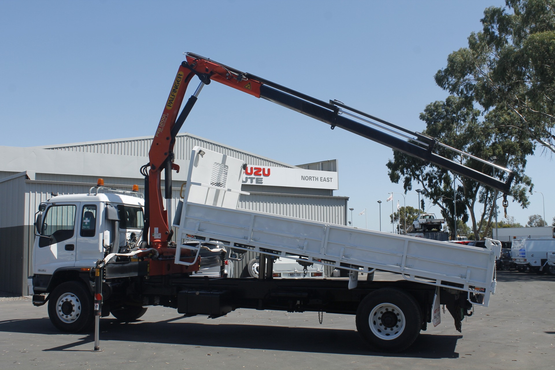 2005 ISUZU FVD950 MANUAL TIPPER / CRANE TRUCK