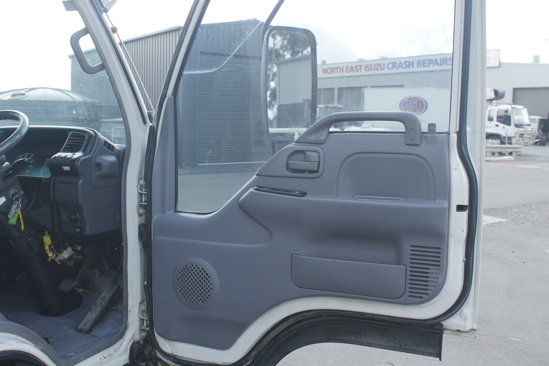 2006 ISUZU NPR200 MEDIUM TRAYTOP TRUCK MANUAL TRAY