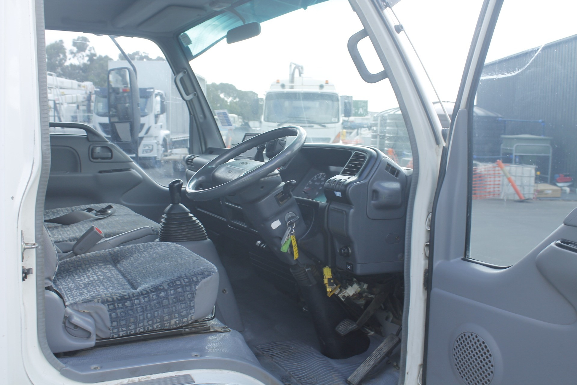 2006 ISUZU NPR200 MEDIUM TRAYTOP TRUCK MANUAL TRAY