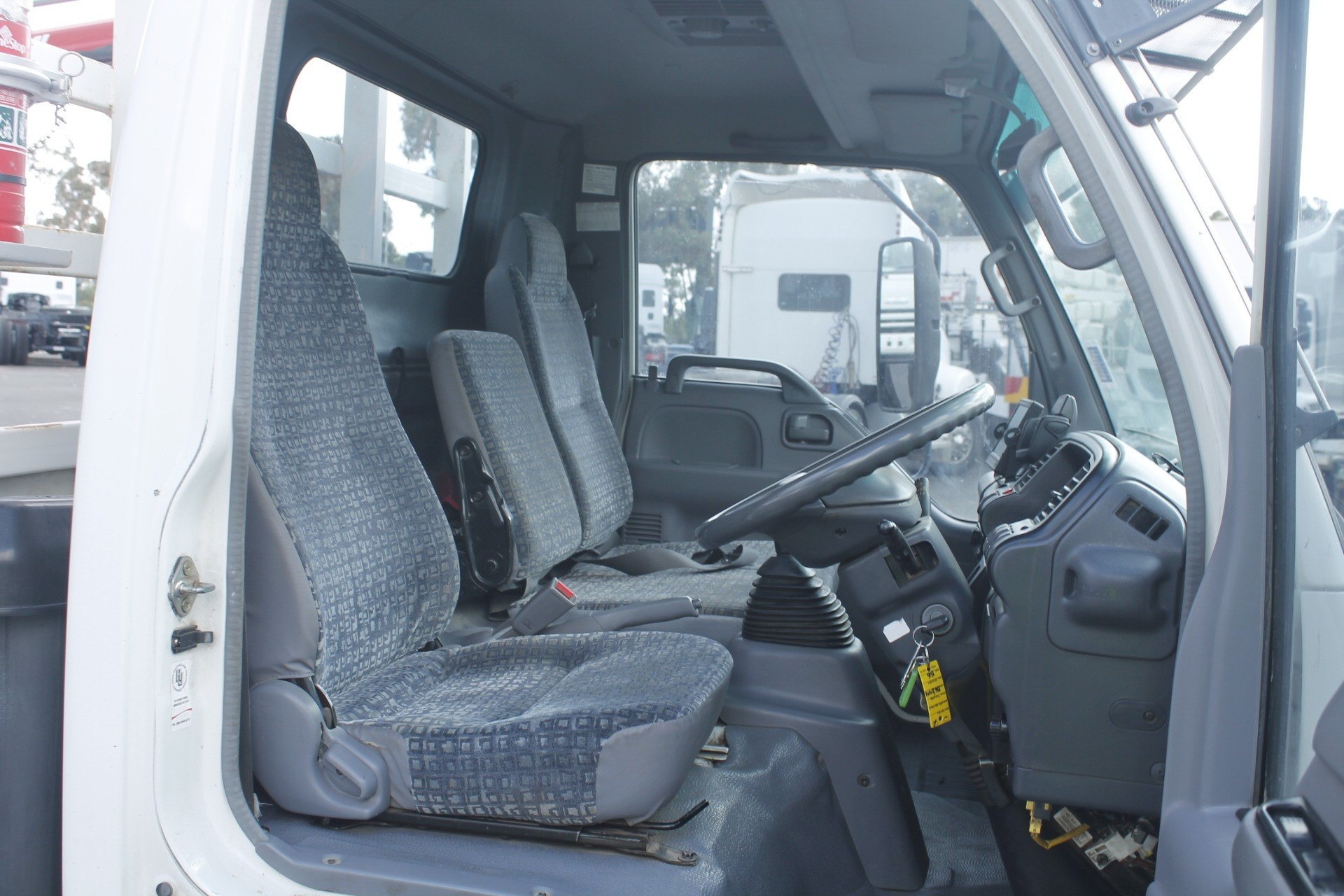 2006 ISUZU NPR200 MEDIUM TRAYTOP TRUCK MANUAL TRAY