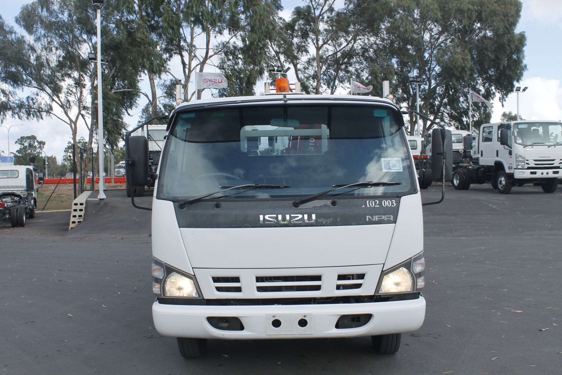 2006 ISUZU NPR200 MEDIUM TRAYTOP TRUCK MANUAL TRAY