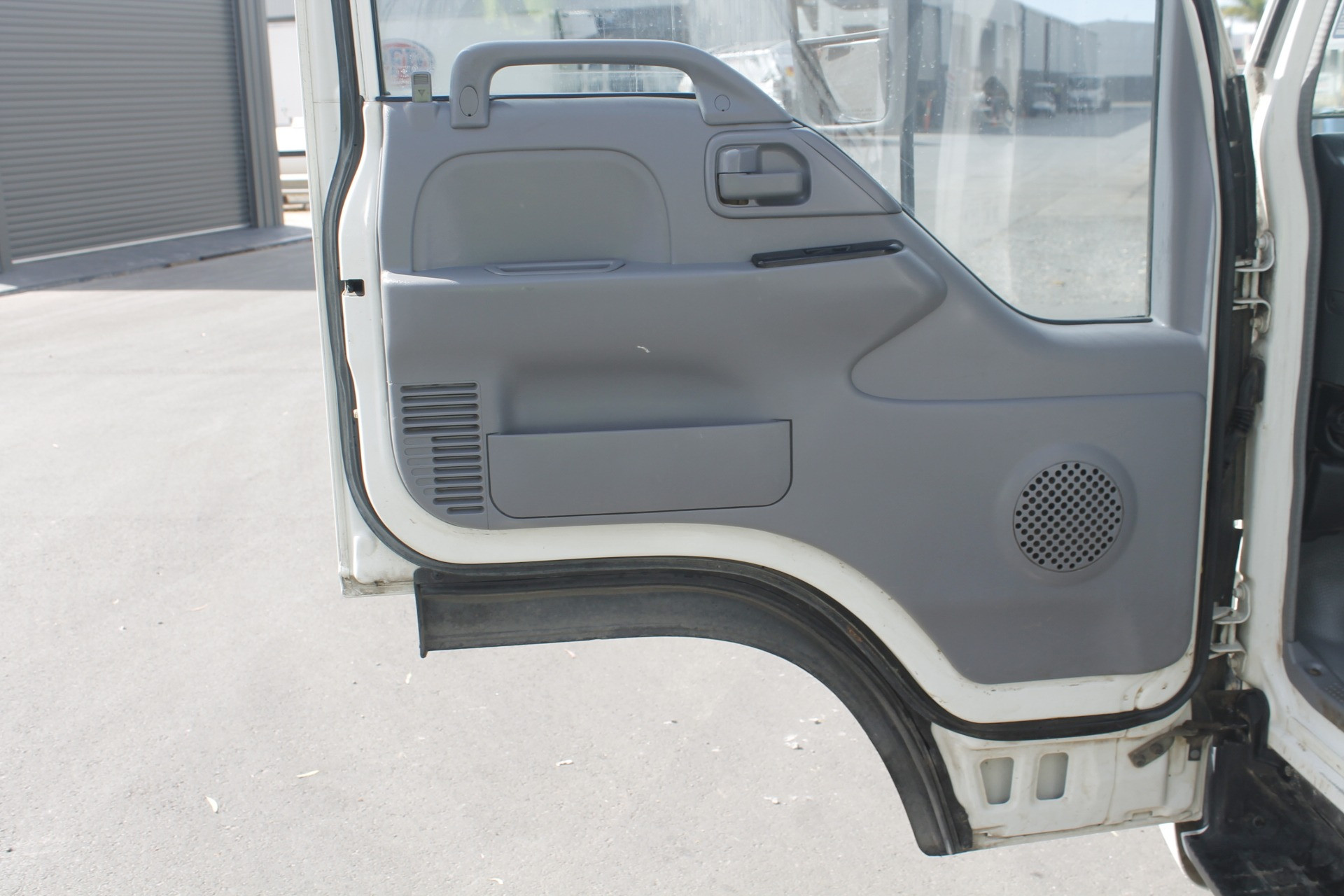 2006 ISUZU NPR200 MEDIUM TRAYTOP TRUCK MANUAL TRAY