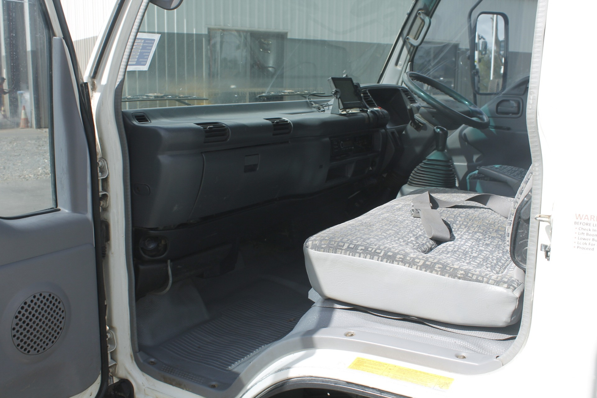 2006 ISUZU NPR200 MEDIUM TRAYTOP TRUCK MANUAL TRAY