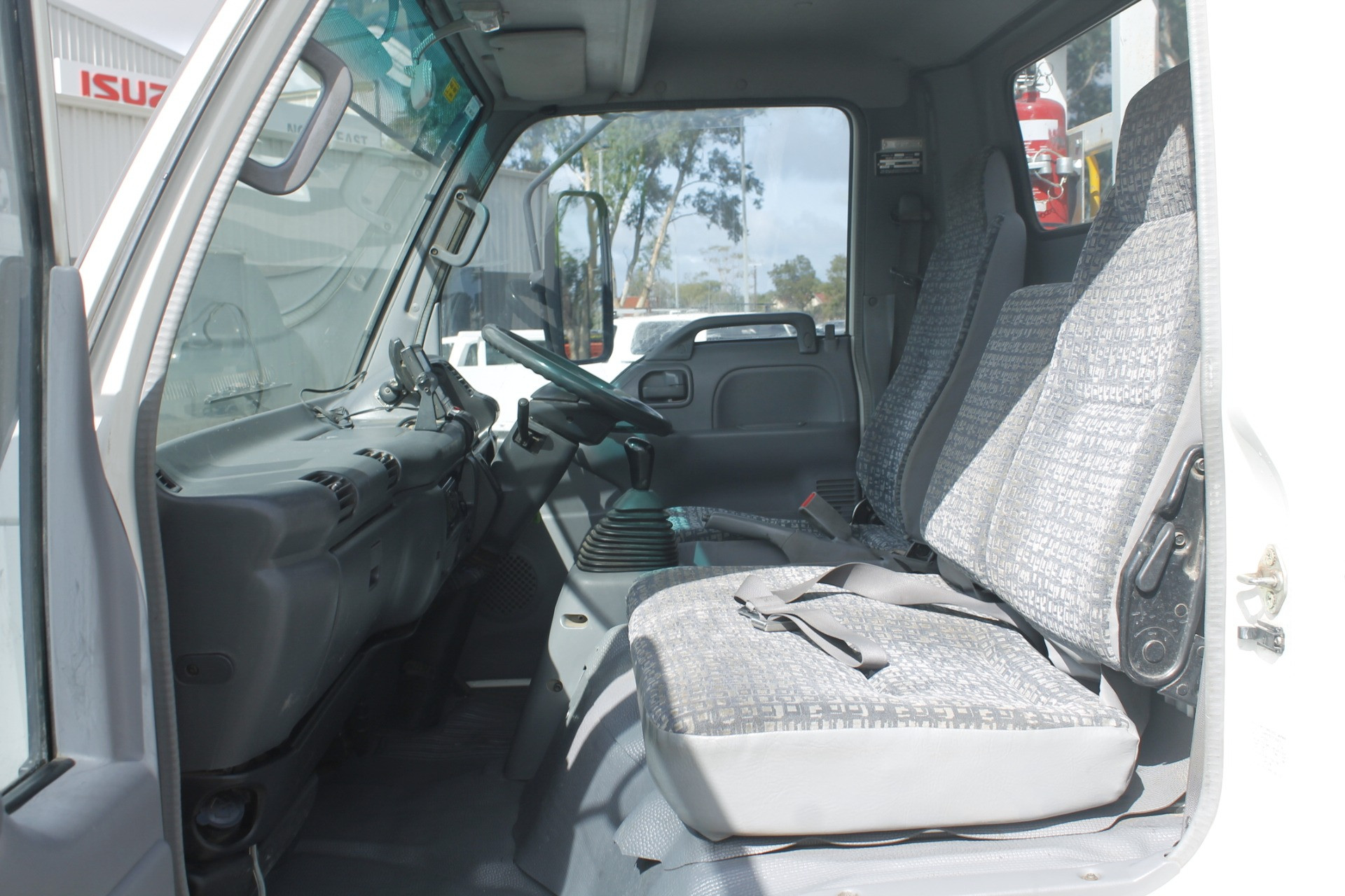 2006 ISUZU NPR200 MEDIUM TRAYTOP TRUCK MANUAL TRAY