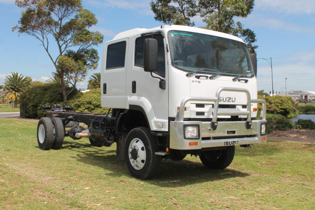 2010 ISUZU FTS800 4X4 AUTOMATIC CREW CAB CAB CHASSIS