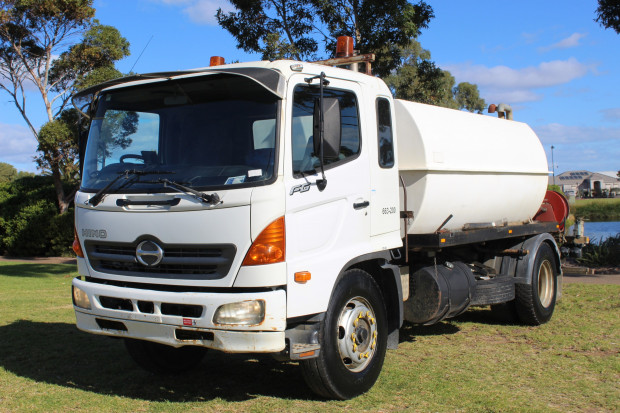 2004 HINO FG RANGER 9 MANUAL WATER TRUCK