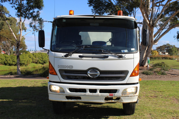 2004 HINO FG RANGER 9 MANUAL WATER TRUCK