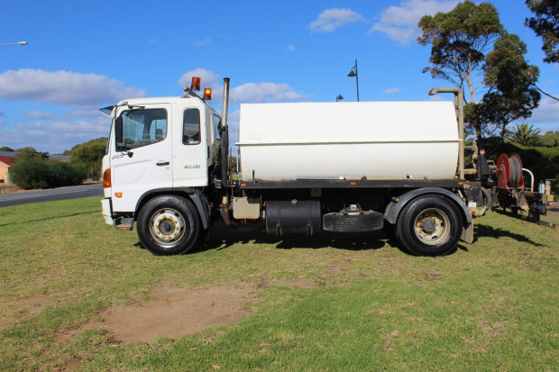 2004 HINO FG RANGER 9 MANUAL WATER TRUCK