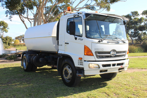 2004 HINO FG RANGER 9 MANUAL WATER TRUCK
