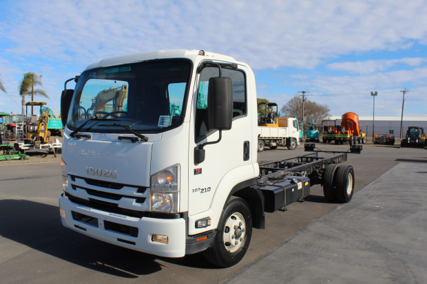 2017 ISUZU FRR 107-210 AUTOMATIC CAB CHASSIS