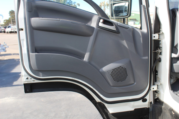 2017 ISUZU FRR 107-210 AUTOMATIC CAB CHASSIS