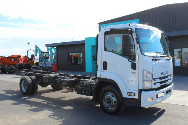 2017 ISUZU FRR 107-210 AUTOMATIC CAB CHASSIS