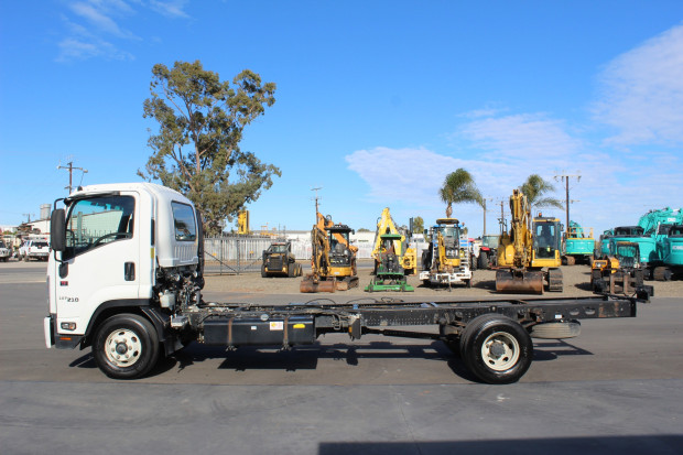 2017 ISUZU FRR 107-210 AUTOMATIC CAB CHASSIS