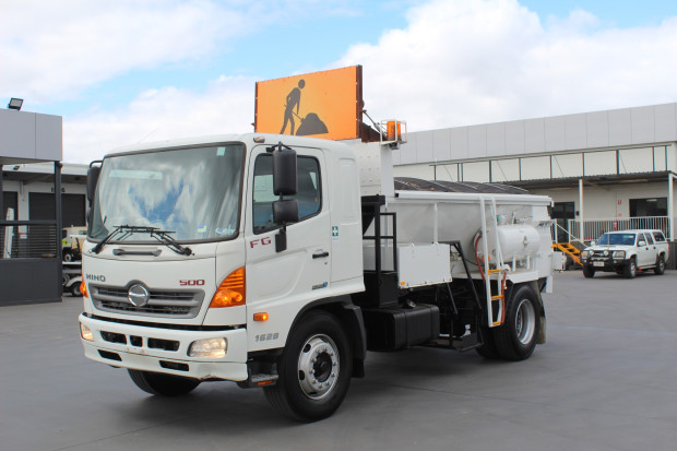 2011 HINO FG 1628-500 SERIES AUTOMATIC ROAD MAINTENANCE TRUCK