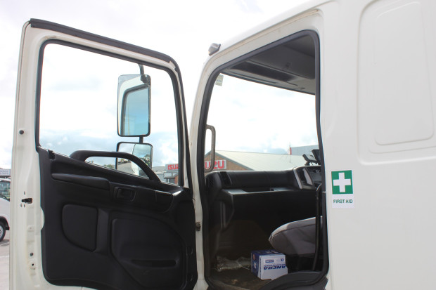 2011 HINO FG 1628-500 SERIES AUTOMATIC ROAD MAINTENANCE TRUCK