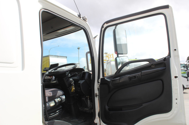 2011 HINO FG 1628-500 SERIES AUTOMATIC ROAD MAINTENANCE TRUCK