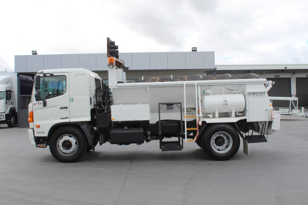 2011 HINO FG 1628-500 SERIES AUTOMATIC ROAD MAINTENANCE TRUCK