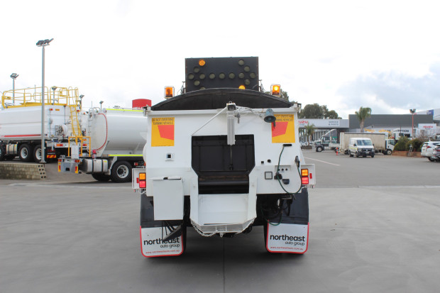 2011 HINO FG 1628-500 SERIES AUTOMATIC ROAD MAINTENANCE TRUCK