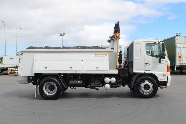 2011 HINO FG 1628-500 SERIES AUTOMATIC ROAD MAINTENANCE TRUCK