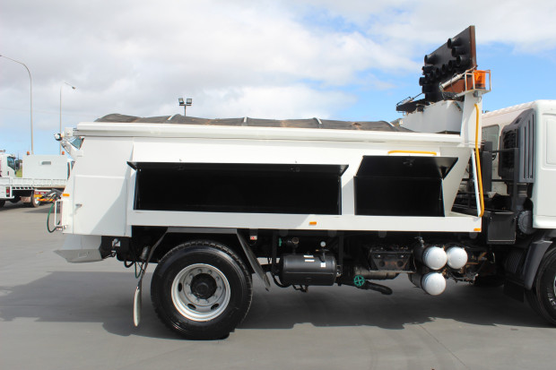 2011 HINO FG 1628-500 SERIES AUTOMATIC ROAD MAINTENANCE TRUCK