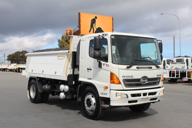2011 HINO FG 1628-500 SERIES AUTOMATIC ROAD MAINTENANCE TRUCK