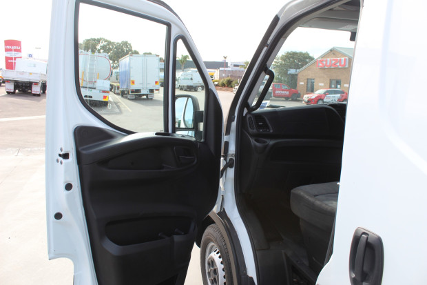 2017 IVECO DAILY MY14 35S13 SWB/LOW (WB3000) 6 SP MANUAL + DOUBLE O/D VAN