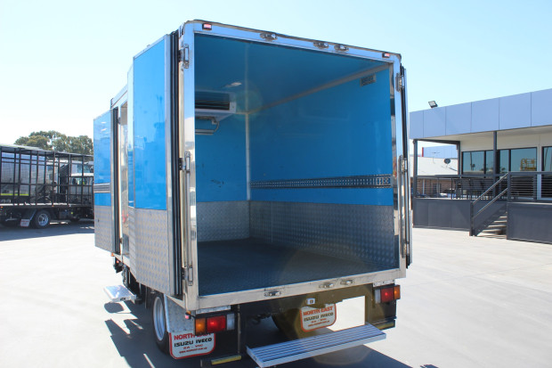 2020 ISUZU NLR 45-150 TRUCK NLR 45-150 AMT REFRIGERATED