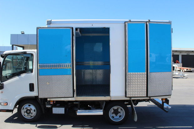 2020 ISUZU NLR 45-150 TRUCK NLR 45-150 AMT REFRIGERATED