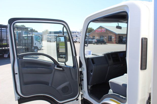 2020 ISUZU NLR 45-150 TRUCK NLR 45-150 AMT REFRIGERATED