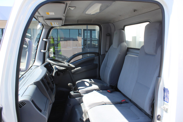 2020 ISUZU NLR 45-150 TRUCK NLR 45-150 AMT REFRIGERATED