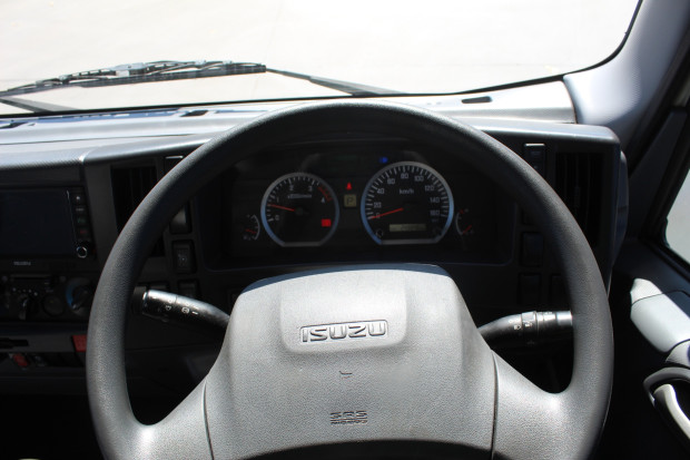 2020 ISUZU NLR 45-150 TRUCK NLR 45-150 AMT REFRIGERATED