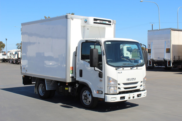 2020 ISUZU NLR 45-150 TRUCK NLR 45-150 AMT REFRIGERATED