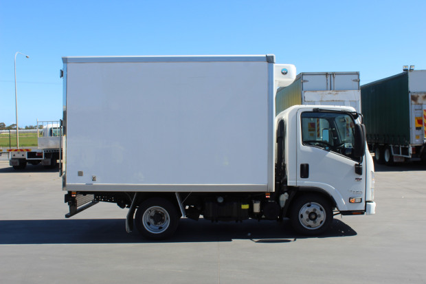 2020 ISUZU NLR 45-150 TRUCK NLR 45-150 AMT REFRIGERATED
