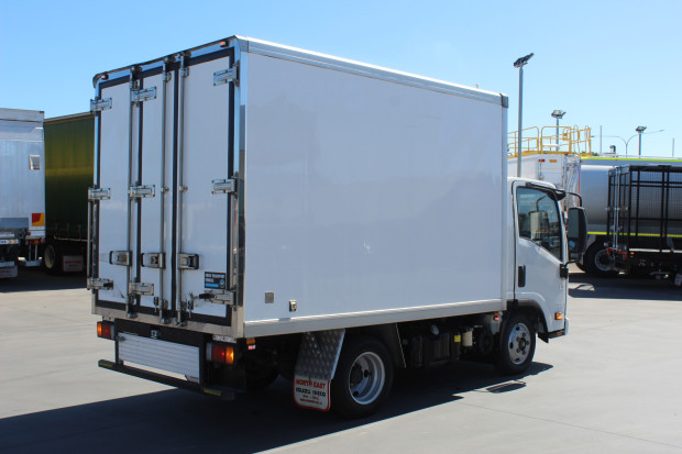 2020 ISUZU NLR 45-150 TRUCK NLR 45-150 AMT REFRIGERATED