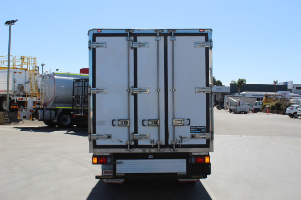 2020 ISUZU NLR 45-150 TRUCK NLR 45-150 AMT REFRIGERATED