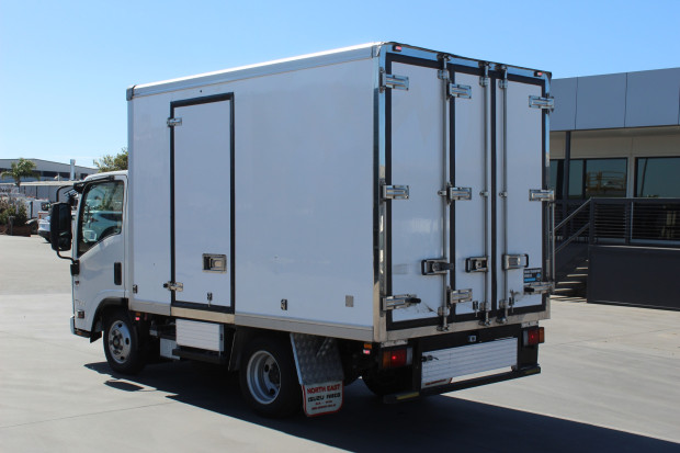 2020 ISUZU NLR 45-150 TRUCK NLR 45-150 AMT REFRIGERATED