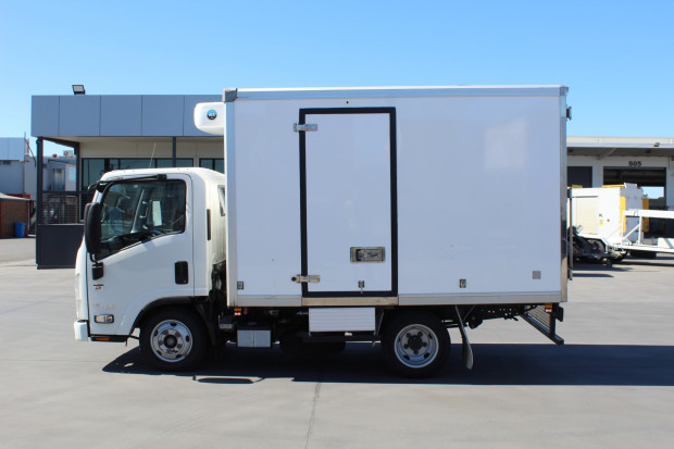 2020 ISUZU NLR 45-150 TRUCK NLR 45-150 AMT REFRIGERATED